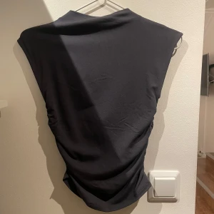 grå topp - säljer denna super fina toppen då den ej kommit till användning någon gång💕