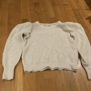 Vit stickad tröja från Vero Moda - Säljer en superfin vit stickad tröja från Vero Moda i storlek L, men dock lite i den mindre modellen . Den har långa ärmar och en mysig, ribbad design. Perfekt för kyliga dagar och passar både till vardags och lite finare tillfällen. Tröjan är i mycket bra skick och redo för en ny ägare! 🤍
