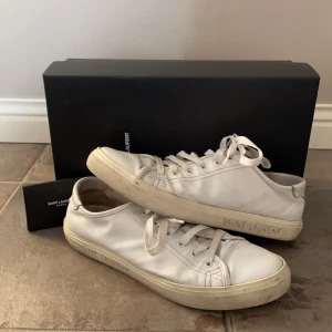 Saint Laurent skor  - Saint Laurent skor i storlek 43, säljes i befintligt skick, Tveka inte på att höra av dig!  Cond 8/10