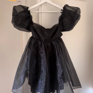 Lovisa Wallin x NA-KD  - Klänning från Lovisa Wallins kollektion med NA-KD i storlek 34, passar även 36. Använd endast en gång så är i superbra skick! 🌟