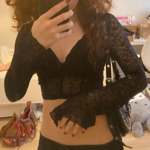 Svart spets topp med vida ärmar / bell sleeves - köpt utomlands, använde den bara en gång. skriv gärna vid frågor :) 