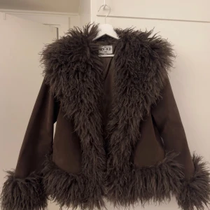 Jacka Moa Mattsson X NA-KD - Slutsåld fuskpälsjacka från Moa Mattssons kollektion med NA-KD i storlek 38. Använd endast en gång 🌸