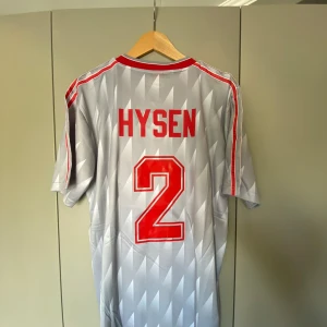 Glenn Hysén Liverpool Matchtröja - Glenn Hysens matchtröja från hans tid i Liverpool! Helt ny/oanvänd Storlek L