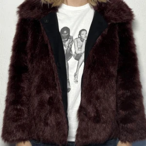 VINRÖD PÄLSJACKA - Cool och trendig pälsjacka perfekt till vintern⭐️