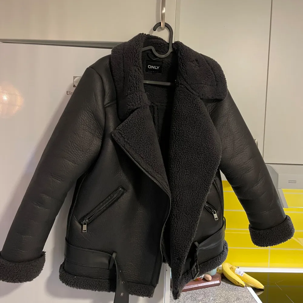 Säljer en snygg svart jacka från ONLY i mycket bra skick. Den har en mysig teddyfodring och dragkedja framtill. Perfekt för höst och vinter! Jackan är knappt använd (typ 5 ggr max) och är lite oversized i modellen! Färg: grå/svart . Takit.