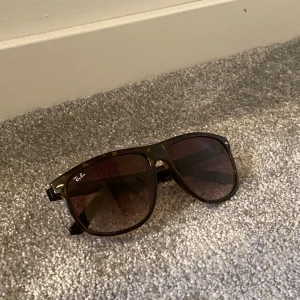 Ray ban boyfriend - Köpte i somras. Som nya, syns inte att dem är använda! Skriv vid funderingar! 