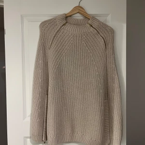 Stickad Poncho - Stickad Poncho från Hunkydory Storlek M/L i Nyskick