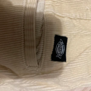 Dickies Manchester byxor - Baggy dickies byxor i manchester de är gvå små fläckar på ena benet. De är använda få gånger därav inte mycket noppring på materialet.skulle säga 7/10 skick kan gå ner i pris✅🤯