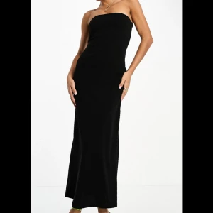 Svart klänning - En jätte fin klänning från asos som tyvärr aldrig kommer till användning, helt ny o prislapp finns kvar! Frakt tillkommer. Hör av dig vid fler frågor eller bilder! 