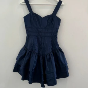 Fest klänning  - En jätte söt  marinblå mini festklänning från rare saturday i storlek 8 men skulle säga att den är en xs. Säljer då den var för liten för mig. Materialet är glittrigt/glansigt