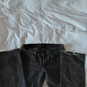 Lågmidjade bootcut jeansen från 7 for all mankind - Ett par sjukt fina lågmidjade bootcut jeans från 7 for all mankind, säljer då de är för stora för mig💕
