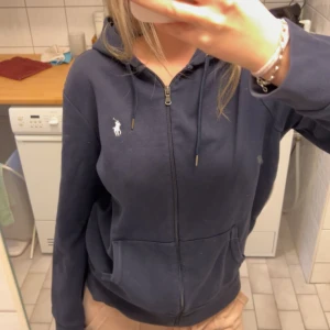 Ralph lauren hoodie - Fin hoodie från Ralph Lauren. Köpt på Zalando för några år sedan. Mörk marinblå färg, bild 2 visar den ”sanna” färgen. Digitalt kvitto från zalando finns 💕 pris kan diskuteras.