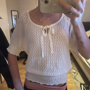 Unik kofta/topp - As cool kofta/ topp med fina detaljer🤍 nyskick! Köpt i Spanien🤍står ej strl så skulle uppskatta S/M