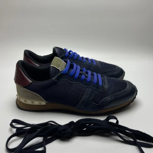 Valentino rockrunner  - Hej! Säljer nu dessa brutalt snygga valentino rockrunners, perfekta till vintern. skorna är i superfint skick. (Liten defekt i hälen)Med skorna medföljer extra skosnören. Hör av dig vid frågor 