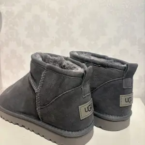 gråa uggs inte använda i storlek 40 skulle säga storlekn är liten