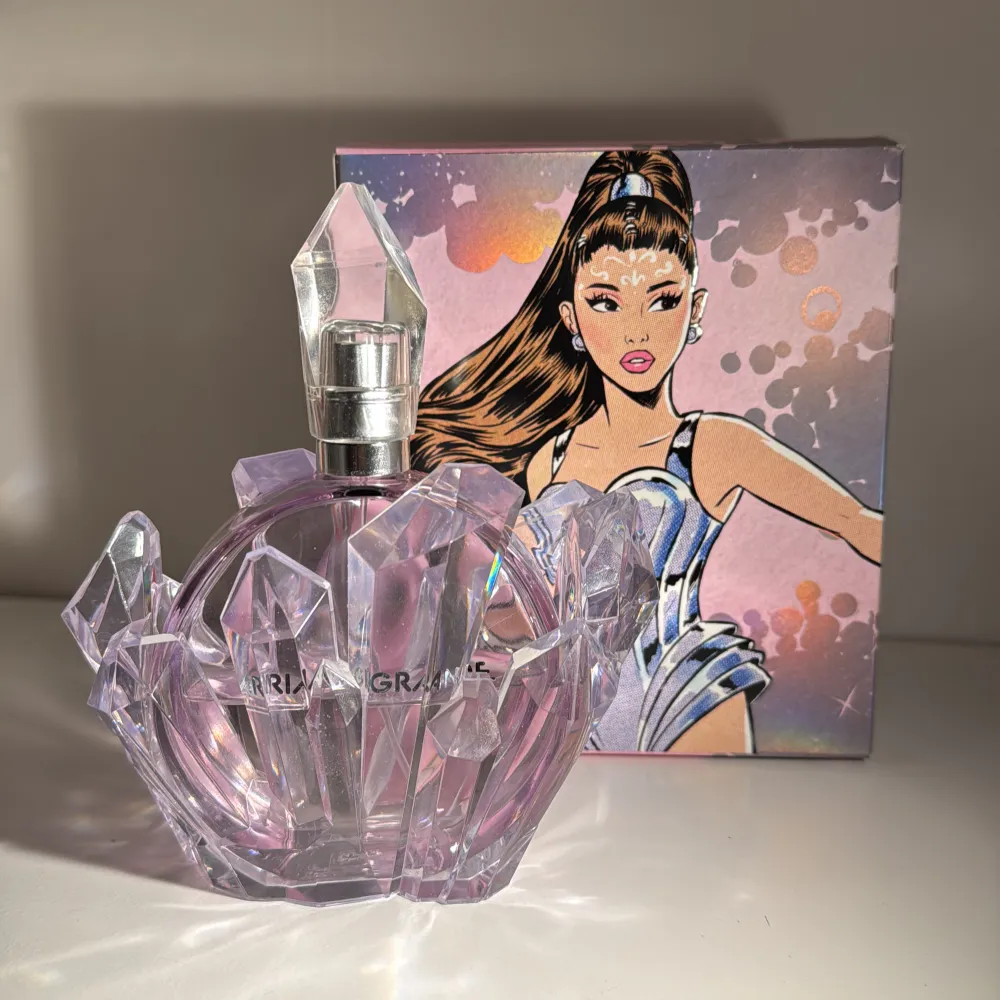 Ungefär 60% använd 100ml parfym från Ariana Grande, R.E.M som kommer med kartongen. Flaskan är formad som en kristall och har en lila nyans. Doften har främst noterna av lavendel, karamel, päron och fikon. Perfekt för dig som älskar söta och blommiga dofter! Jämförs pris: 780kr. Parfym.