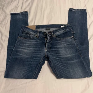 Dondup jeans george - Skit snygga Dondup jeans i modellen george. Jättefint skick, som helt nya! Perfekta nu för vintern❄️De är i storleken 32 Längd 98 cm Midja 41 cm Jag är 187 och de är för små för mig därför säljer jag de😄