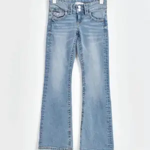 Superfina blåa jeans ifrån barnavdelningen på Gina tricot! Säljs då de är för korta på mig. Storlek 152, men är nästan för långa på min syster som är ca 160cm!💕Jag har sprättat upp nederkanten på byxorna (bild 2) annars inga defekter!🫶 Kontakta vid fler frågor eller fler bilder!❤️ Går bra att klicka köp nu!🤗Nypris 299kr