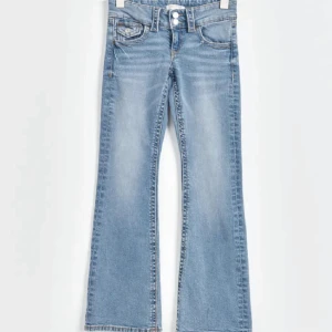 Gina Young bootcut jeans - Superfina blåa jeans ifrån barnavdelningen på Gina tricot! Säljs då de är för korta på mig. Storlek 152, men är nästan för långa på min syster som är ca 160cm!💕Jag har sprättat upp nederkanten på byxorna (bild 2) annars inga defekter!🫶 Kontakta vid fler frågor eller fler bilder!❤️ Går bra att klicka köp nu!🤗Nypris 299kr