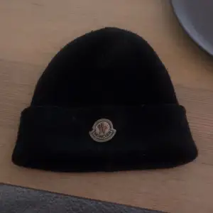 hej! intressekoll/ säljer min moncler mössa, bra skick, inga defekter, lite nopprig men går att ta bort utan problem. hör av er vid frågor och kom med prisförslag! nypris 2200kr! såklart äkta. 