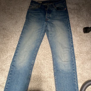 Levi's Premium Jeans - Säljer ett par klassiska Levi's Premium jeans i blå denim. De har en straight passform och är i bra skick. Perfekta för både vardag och fest! 🕺