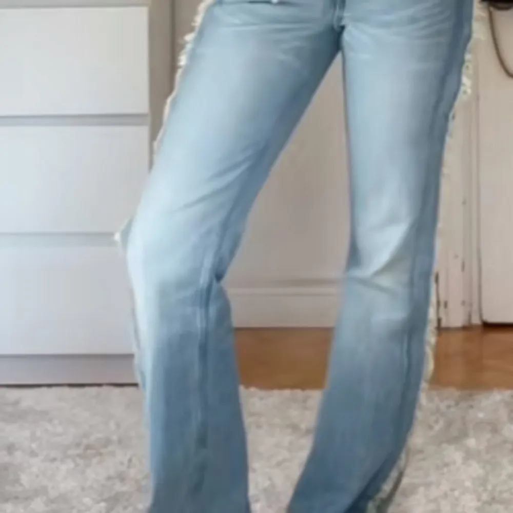 Sälja dessa trendiga slutsålda jeans från weekday då de tyvärr är för långa. Jag är 160cm så skulle tro att de passar allt från 165 till 170cm. Jeansen är i storlek 23 och de passar bra i midjan för mig som vanligtvis har storlek Xs/32 i jeans. Har endast använt dom 1 gång. Pris kan diskuteras. . Jeans & Byxor.