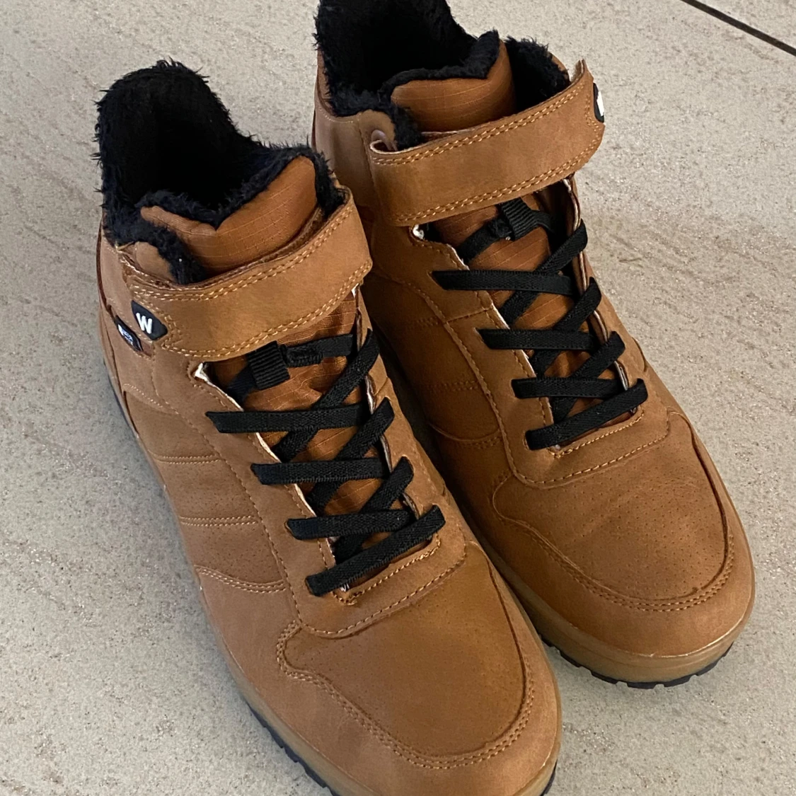 Bruna och svarta sneakers med foder - 1