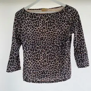 Fin leopardmönstrad topp från H&M/ Hennes Collection. Vintage. Jättebra skick. Storlek: S. Hör av er vid eventuella frågor!!