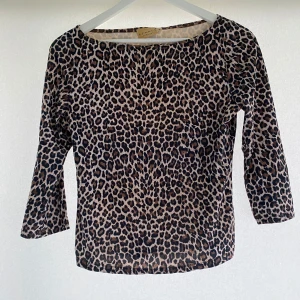 Vintage topp H&M - Fin leopardmönstrad topp från H&M/ Hennes Collection. Vintage. Jättebra skick. Storlek: S. Hör av er vid eventuella frågor!!