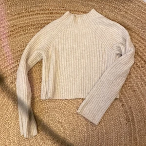 Vit långärmad stickad tröja - Vit stickad tröja, varm och bekväm men också jättefin💕 Det är storlek S men den kan verka lite mindre