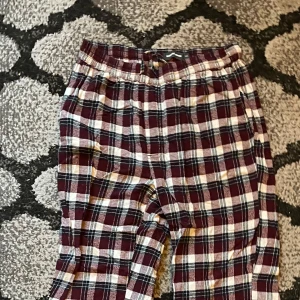 Rutig byxa i bomull - Säljer ett par superbekväma rutiga byxor i bomull. De har en avslappnad passform och är perfekta för mysiga dagar hemma. Färgerna är vinröd, svart och vit.  Storlek S/M