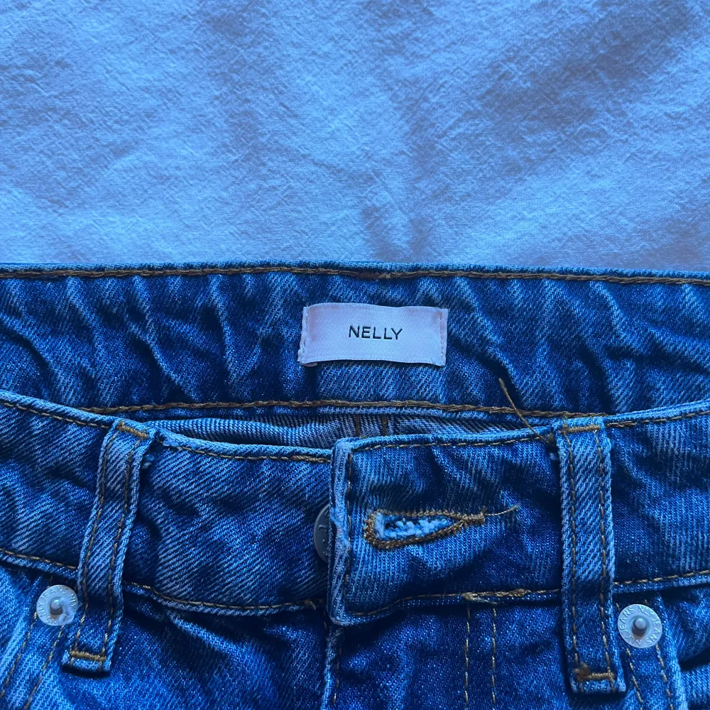 Ett par mörkblå jeans från Nelly, säljs pågrund av att de är för långa och inte kommer till användning, köparen står för frakten💕 . Jeans & Byxor.