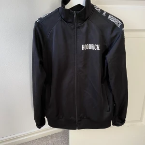  Hoodrich kofta  - Säljer en svart jacka från Hoodrich i storlek S. Koftan är i mycket bra skick och knappast använd. Vill mest bara bli av med den då den inte kommer till användning. Hör av er vid frågor eller funderingar. Pris kan diskuteras. 