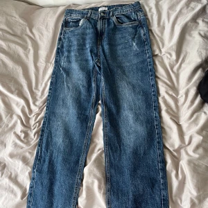 Lindex Jeans - Säljer dessa jeans från Lindex vid modellnamn Vilgot. Skick 9/10 finns inget tecken på användning. Jeansen sitter ganska baggy.