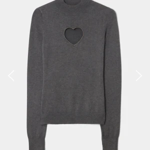 Cloeys HEART SWEATER DARK GREY  - Säljer en superfin grå stickad tröja från Chloé Schutermans märke Cloeys. Hjärta över bröstet och hål för tummarna. I jättefint skick! Nypris 1600 och finns inte längre kvar att köpa. 
