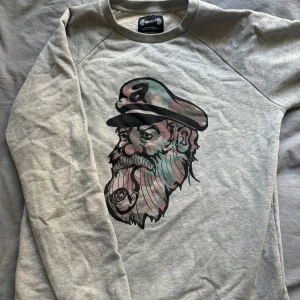 Appertiff Sailor Print Crewneck - Grå sailor crewneck, från det relativt lilla svenska märket Appertiff, väldigt bekväm, lätt och luftig med riktigt bra kvalité Knappt använd, säljer då det ej är min stil längre Nypris ca 800kr, öppen till prisförslag