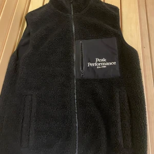 Peak Performance Väst - Ny pris: 1499     Pris 599.       Fick västen som en gåva. Men passar inte mig. Väljer därför att sälja. Ny skick. Pris går att diskutera!