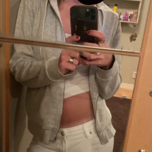 Zip-up hoodie - Zip-hoodie från Hm i storlek S  Väldigt skön att ha hemma nu i höst!🍁  Köparen står för frakt💖