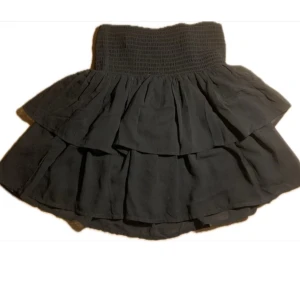 Mini volang kjol   - Volang kjol med resor och mesh tyg vid volangerna  Väldigt bra skick, innertyg  I storlek 146-152 och passar xxs-s