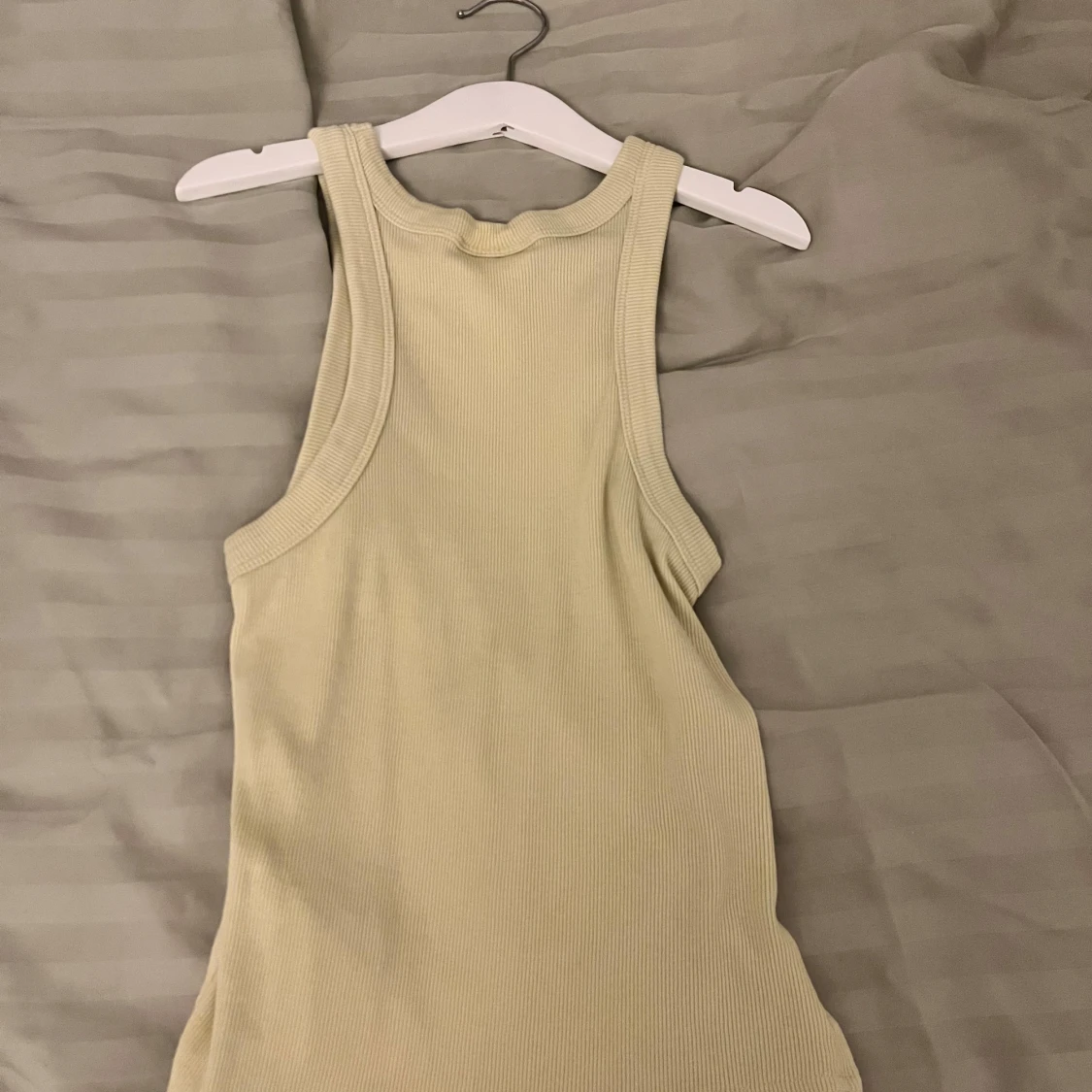 Beige ribbad linnetopp