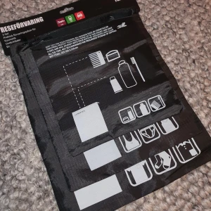 Rseförvaring - Säljer ett set med svarta reseförvaringspåsar i 100% polyester. Perfekta för att organisera kläder och accessoarer under resan. Setet innehåller tre olika storlekar: 20x23 cm, 23,5x28,5 cm och 27,5x34,5 cm. Praktiska och lätta att använda för att hålla ordning i resväskan.