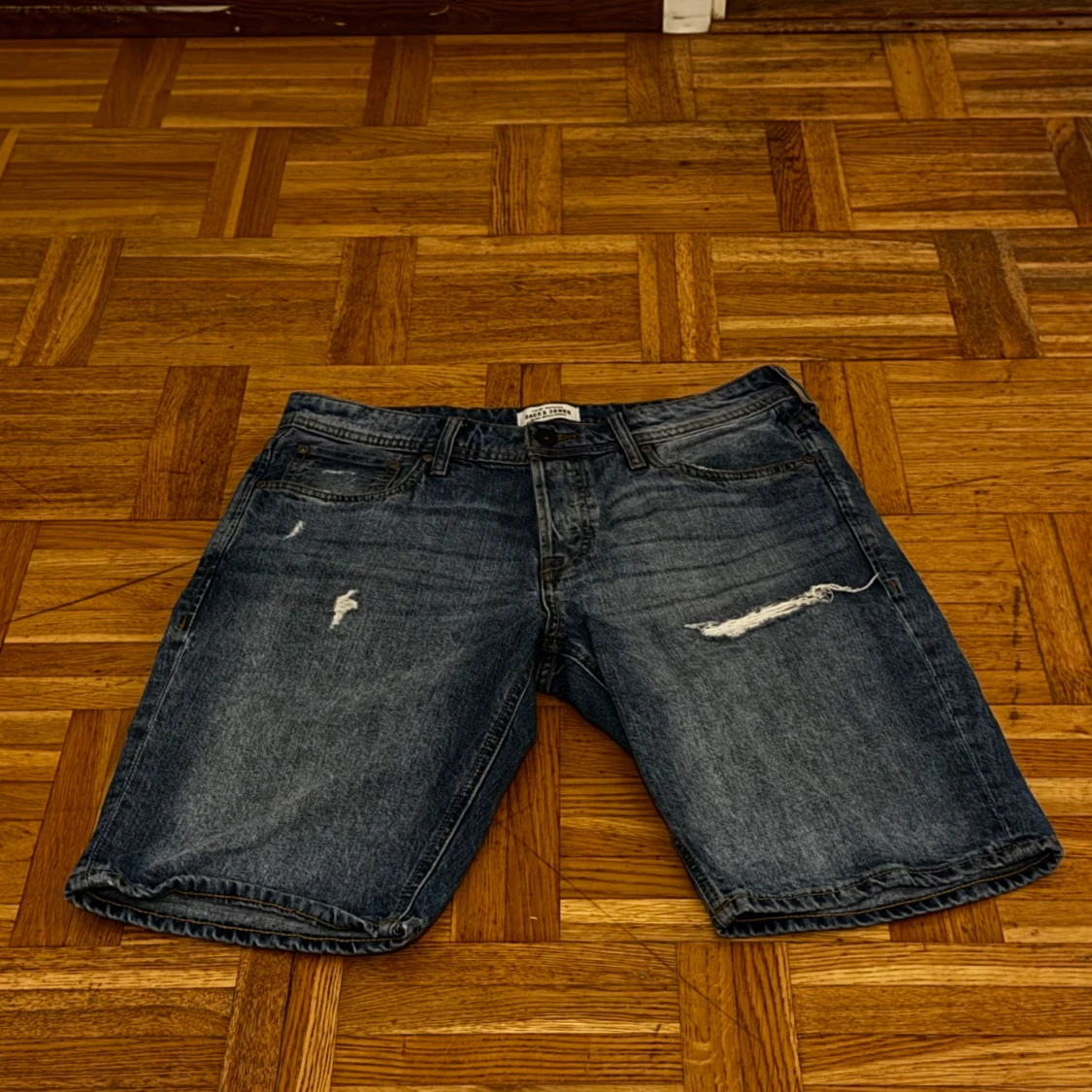 Blå jeansshorts med slitningar - 90