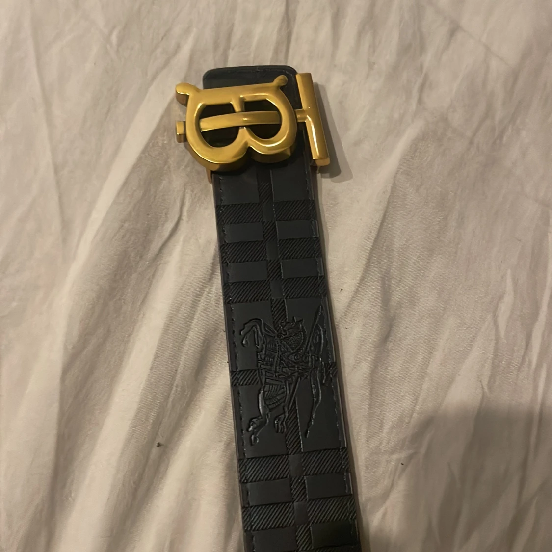 Rutig och svart bälte med guldfärgat spänne - 91