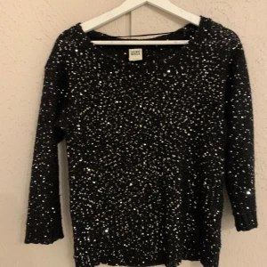 Tröja/blus - Svart tröja med silvriga paljetter. Från Vero Moda. Passar både med byxor och kjol. Stl S. Men passar både S-M. I fint skick. Knappt använd 