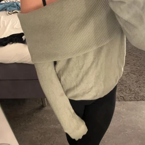 Ljusgrön off shoulder tröja🩷 - Säljer en jättefin ljusgrön off shoulder tröja har andvänt den några gånger. Men om ni kollar den 5.e bilden så är de lite knottror innanför tröjan men inget man ser när man har på sig den🩷🩷