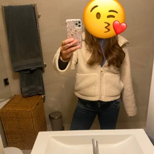 Beige teddyjacka med dragkedja - Mysig beige teddyjacka från hm. Den är i bra skick och passar perfekt för höst och vinter. Perfekt för en avslappnad och trendig look!