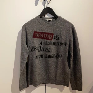 Valentino Cashmeretröja  - Valentino tröja i 100% cashmere från det berömda samarbetet med Jamie Reid. Sällsynt tröja i väldigt bra skick, endast använd ett fåtal gånger.