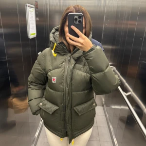 Fjällräven jacka expedition down lite  - Säljer min fjällräven jacka expedition down lite, som jag använt knappt en hel vinter, skicket är som nytt!  Kvitto medföljs! 3 Stora innerfickor  Justerbar huva med Extra skyddskant och extra hög framtill .
