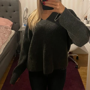 Mörkgrå stickad tröja från Zara - Säljer denna nästintill oanvända, fina stickade tröja från Zara. Den är i jättefint skick. Hör av er vid frågor eller om fler bilder önskas! 💕