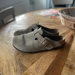 Birkenstock Boston - Säljer mina ganska använda Birkenstock boston i beige färg. Öppen för prisförslag🙏